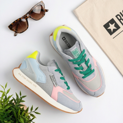 Ténis coloridos Big Star Shoes com atacadores verdes, sandálias castanhas e saco de pano Big Star