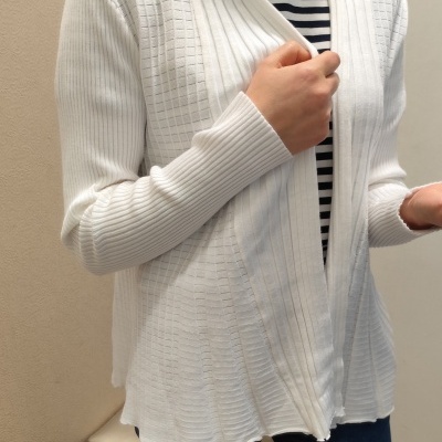 Cardigan branco de malha texturizada com riscas verticais