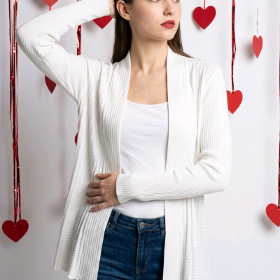 Camisola branca canelada de malha aberta com t-shirt branca e jeans azuis feminina
