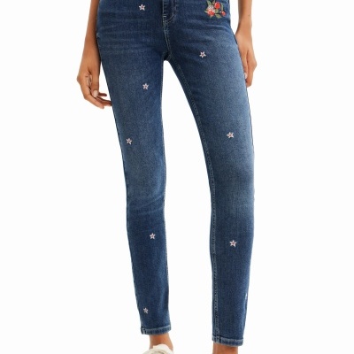 Calças de ganga azul com bordados de estrelas e flor