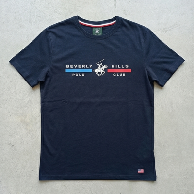 T-shirt azul escura com logótipo Beverly Hills Polo Club e bandeira americana na base