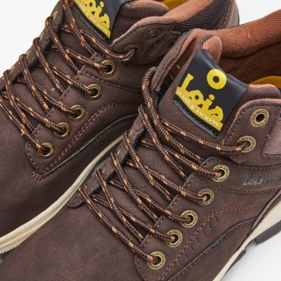 Par de sapatilhas marrons com atacadores castanhos e etiqueta Lois JEANS & JACKETS