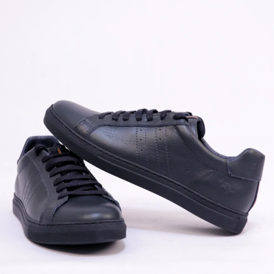 Sapatilhas pretas de estilo casual com atacadores e sola preta