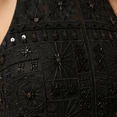 Vestido preto detalhado com bordados geométricos e contas pretas
