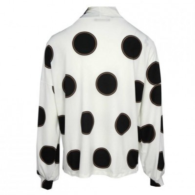 Camisa branca de manga comprida com círculos pretos grandes