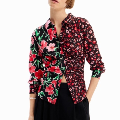 Camisa feminina bicolor com padrão floral vermelho e verde, combinada com calças pretas