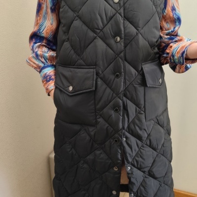 Colete longo acolchoado preto com botões e bolsos frontais