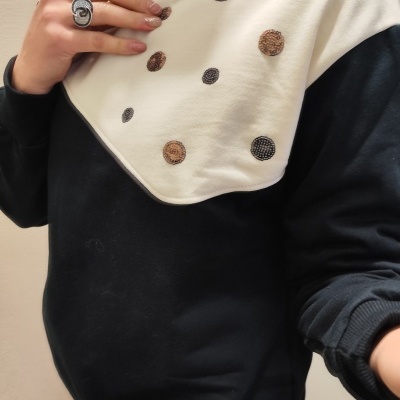 Sweatshirt preta com detalhes em branco e lantejoulas e anel prateado