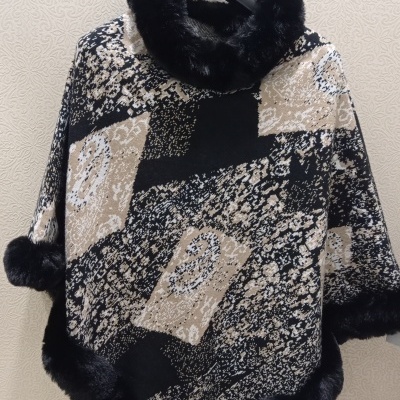 Poncho de malha com padrão abstrato e acabamento em pelo preto