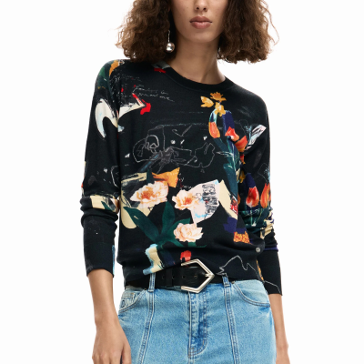 Camisola preta com padrão colorido de flores e elementos gráficos.