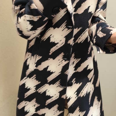 Casaco comprido feminino preto e bege com padrão abstrato