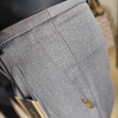 Calças de tecido cinza claro com cinto preto