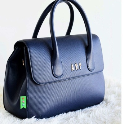 Mala de mão azul escuro com alças em couro e letras douradas ARP.