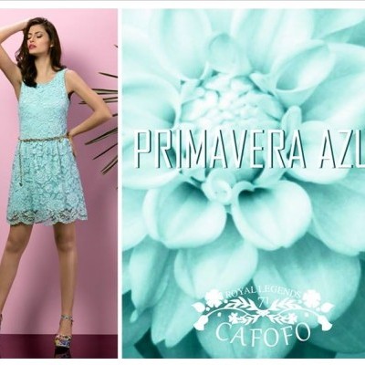 Mulher com vestido azul claro de renda ao lado de flor azul clara com texto promocional