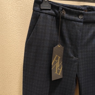 Calças masculinas padrão xadrez escuras com etiqueta pendurada