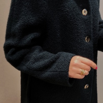Casaco preto com botões prateados e textura felpuda
