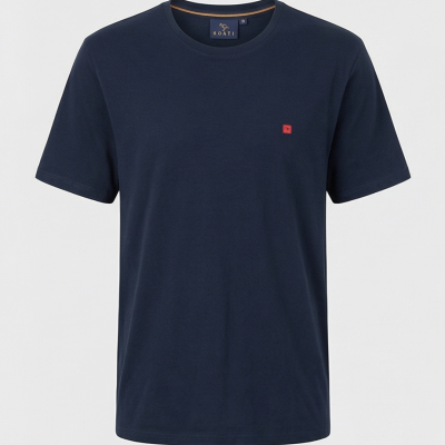 T-shirt azul escura com gola redonda e logótipo vermelho no peito