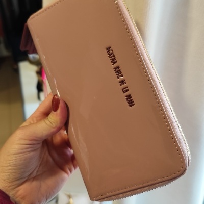 Carteira rosa verniz com texto AGATHA RUIZ DE LA PRADA