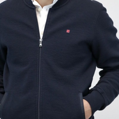 Casaco masculino azul escuro com fecho de correr e padrão texturizado