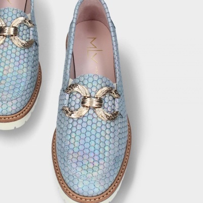 Sapatos mocassin azul claro com padrão escamado e detalhe metálico dourado