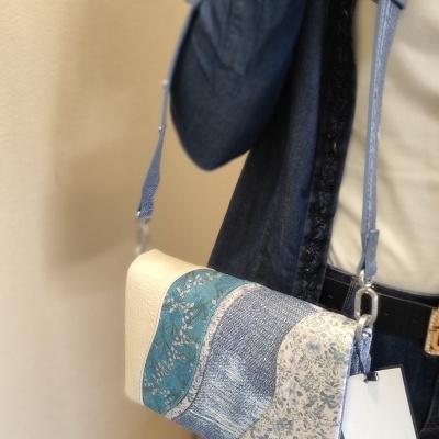 Mala de ombro Desigual patchwork azul, bege e branco com alça azul