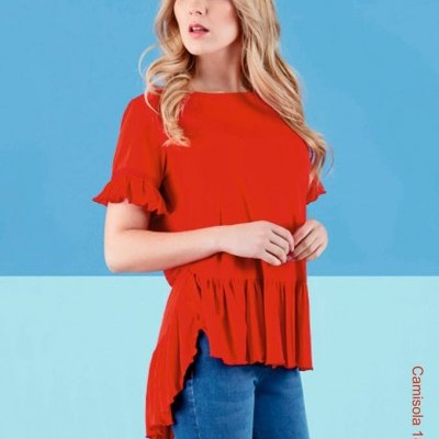 Blusa vermelha feminina com bainha assimétrica e folhos nas mangas, combinada com jeans azuis sobre fundo azul