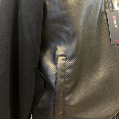 Casaco preto com bolso e etiqueta 'adri'