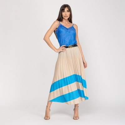 Mulher com top azul cintilante e saia plissada bege com faixas azuis