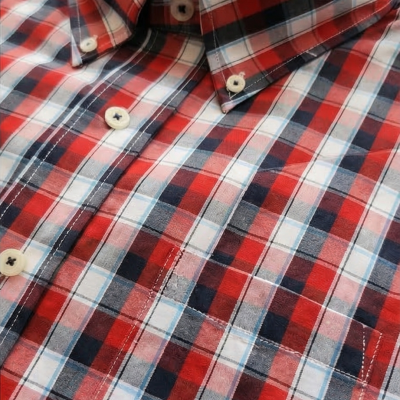 Camisa quadriculada vermelha, branca, azul e preta com botões brancos