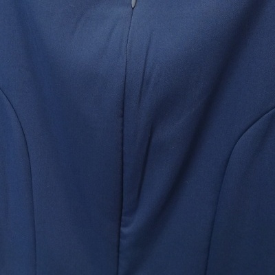 Vestido azul escuro com fecho nas costas pendurado num cabide