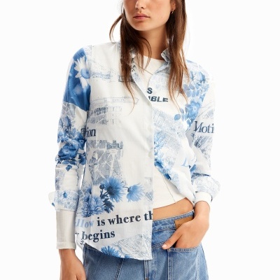 Camisa feminina branca com padrão azul e calça azul