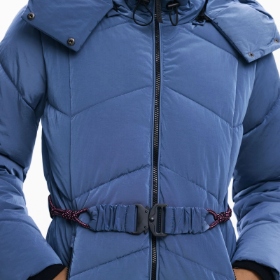 Casaco acolchoado azul com capuz e cinto ajustável