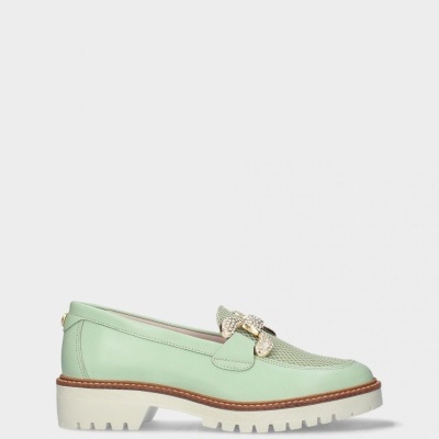 Sapato mocassim verde claro com sola branca e detalhe dourado