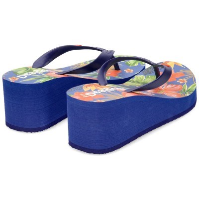 chinelos de plataforma azuis com padrão floral