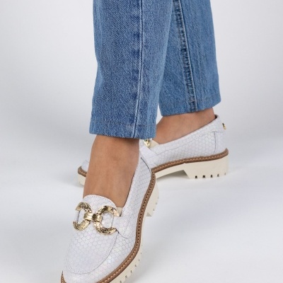 Sapato mocassim branco texturizado com fivela dourada e sola grossa