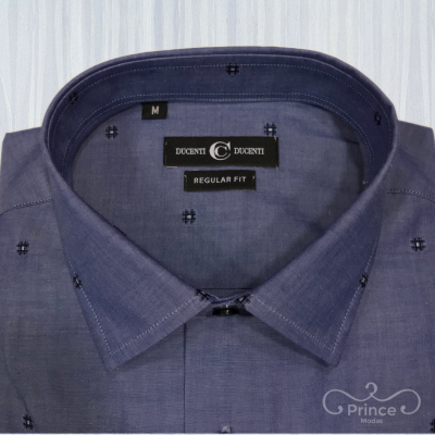 Camisa azul algodão com pequenos quadrados pretos bordados e etiquetas internas