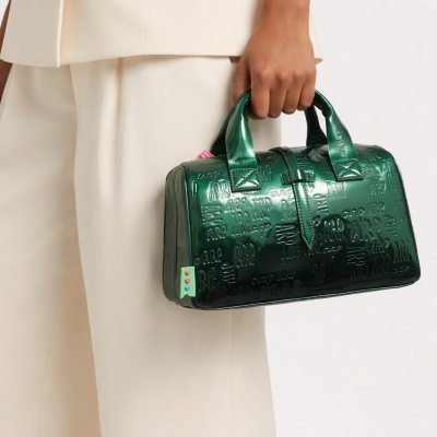 Mala de mão pequena verde brilhante com padrão em relevo e alças curtas