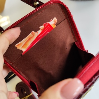 Carteira pequena vermelha de couro com interior castanho e cartão vermelho