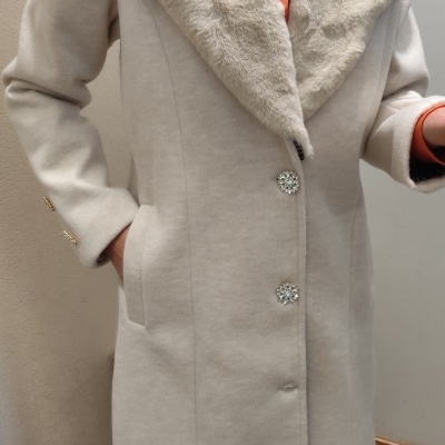 Casaco longo bege com gola em pelo sintético e botões brilhantes