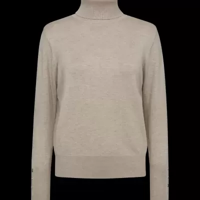 Camisola bege de malha fina com gola alta, mangas compridas e botões dourados no punho