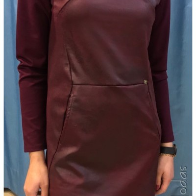 Vestido bordô com mangas compridas e bolso frontal, tecido imitação de couro, ambiente interno