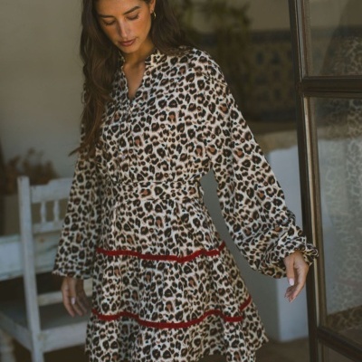 Vestido curto animal print com fita vermelha, mangas compridas e decote em V