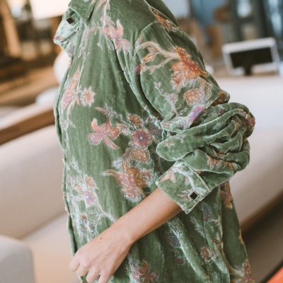 Casaco verde com padrão floral e botões nas mangas