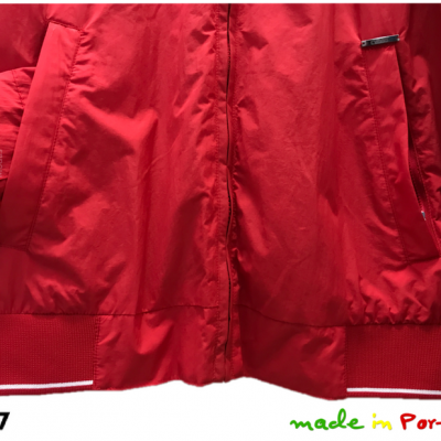 Casaco vermelho com fecho central e bolso com fecho