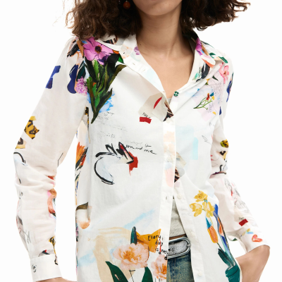 Camisa branca floral com desenhos coloridos e saia jeans