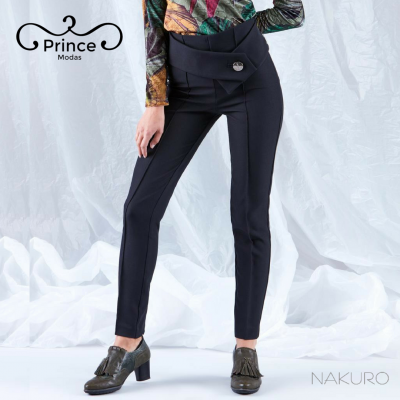 Calças pretas de corte justo com cinto largo e botoal dianteiro