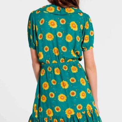 Vestido verde com padrão de girassóis amarelos e babados na barra