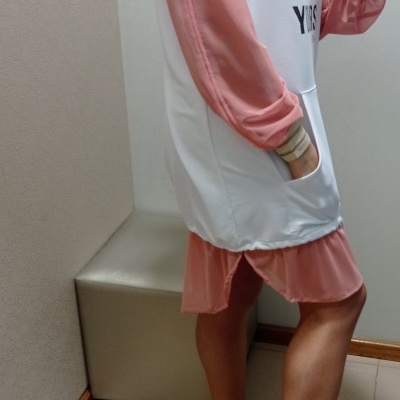 Vestido casual branco com mangas e babado rosa e tênis branco com etiqueta