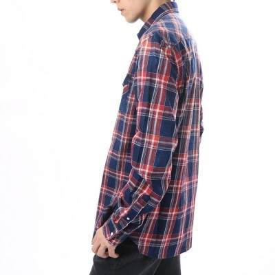 Camisa xadrez azul-marinho, vermelho e branco vista lateral em manequim masculino