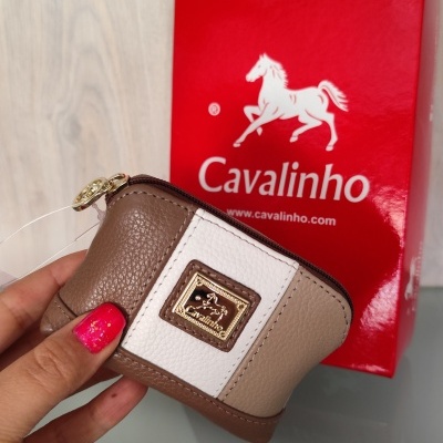 Carteira tri-color castanho bege branco com logo Cavalinho em fundo de caixa vermelha